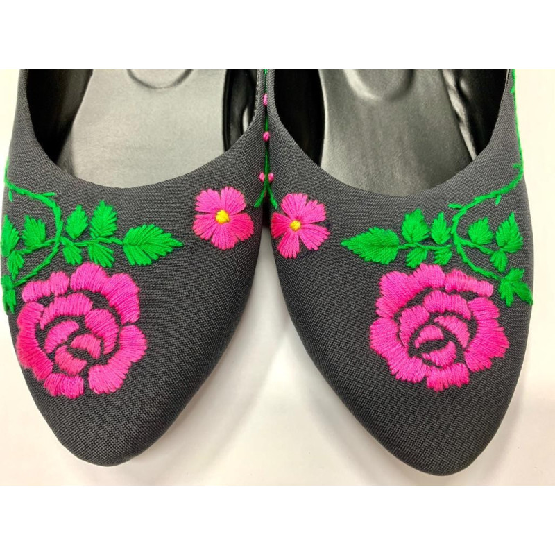 MH (Myanmar Heart) Embroidery Shoe - လက်ထိုးပန်း ဖိနပ် (Size 35)- Promotion!!!